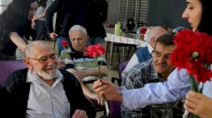 Sakarya Büyükşehir’den yaşlıların yüzünde tebessüm olan ziyaret