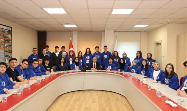 41 Genç’in başarılı öğrencileri Başkan Büyükgöz’e konuk oldu
