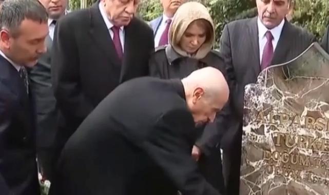 Devlet Bahçeli, Türkeş'in kabrini ziyaret etti