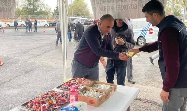 Diyarbakır'da mezarlık ziyaretinde bulunanlara ikram