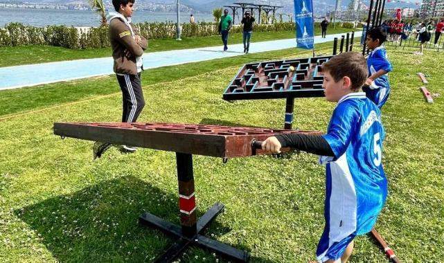 İzmirli minikler Hentbol Şenliği’nde buluştu
