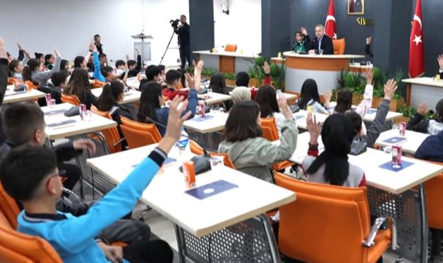 Sivas Belediye Meclisi'nde öğrencilerle özel oturum