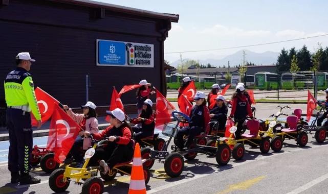 Trafik Eğitim Parkı'nda Türk bayrağıyla renkli kutlama