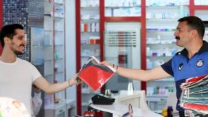 İzmir Narlıdere Belediyesi esnafa bayrak dağıttı