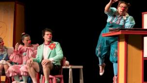 İzmir'de 'Soytarılar Okulu' sahnelendi