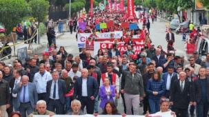 Manisa'da Başkan Zeyrek emekçilerle omuz omuza yürüdü