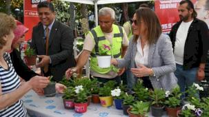 Manisalı annelere binlerce çiçek dağıtıldı