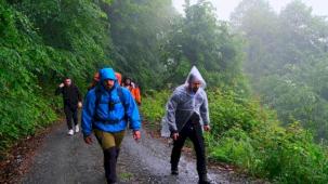 Yağmur eşliğinde cennet tabiatı keşfettiler!