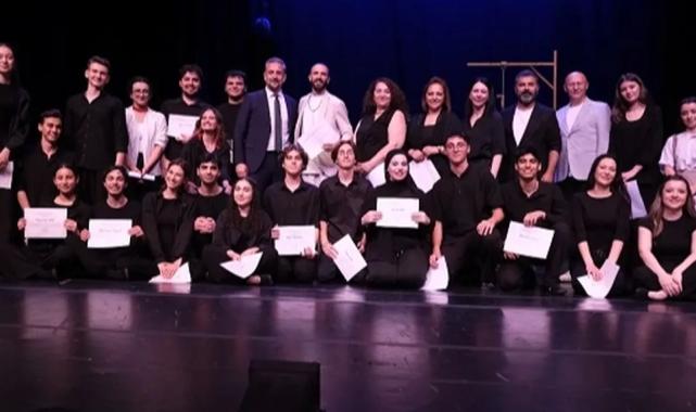 Bursa Devlet Tiyatrosu'nun kursiyerleri sahnede mezun oldu