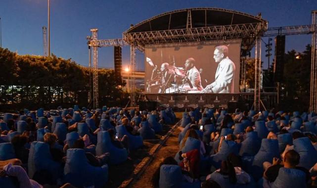 İzmir'de açık havada sinema keyfi başladı