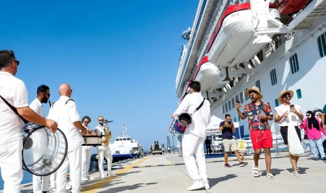 Lüks kruvaziyer ilk kez Bodrum'a demir attı... Türk ezgileriyle karşılandılar