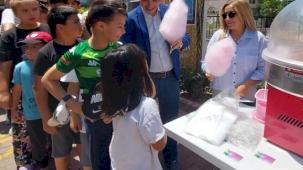 Bursa'da örnek vatandaşın karne hediyesi 'pamuk şekeri' oldu