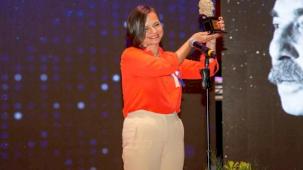 İzmir Karabağlar’da Başkan Kınay’a “İzmir Değer Ödülü”