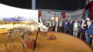 Kayseri Büyükşehir'den Adalet Bakanı'na fosil sunumu