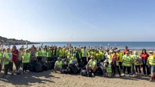 Mersin Büyükşehir ile gönüllüler Ayaş sahilini temizledi