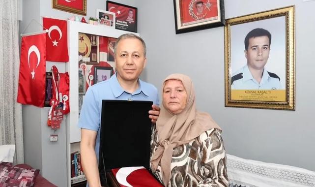Bakan Yerlikaya'dan şehit ailesine ziyaret