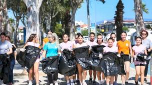 İzmir Narlıdere'de voleybolculardan kıyı temizliği