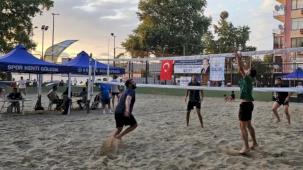 Kocaeli Gölcük'te kum üzerinde şenlikli turnuva başladı