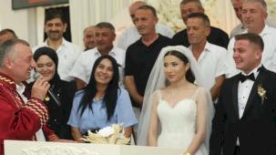 Kocaeli'de düğüne gitti, vatandaşla sohbet etti