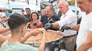 Manisa’da geleneksel aşure dağıtımı devam ediyor