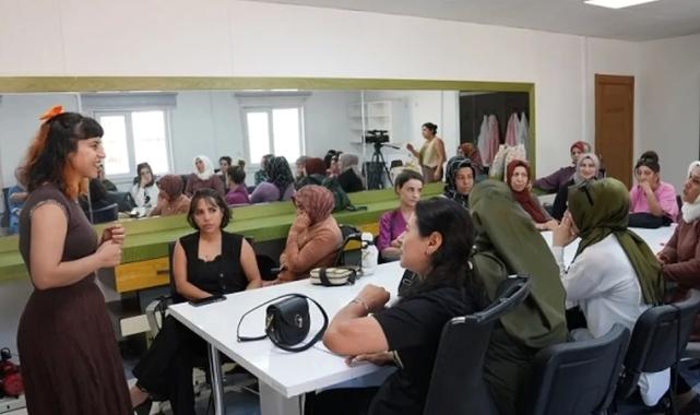 DBB’nin kursundan faydalanan kadınlara toplumsal cinsiyet odaklı atölye