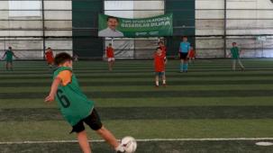 676 öğrenci sahada ter döküyor