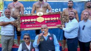 İzmir'in başpehlivanı belli oldu... Altın kemer sahibine teslim edildi