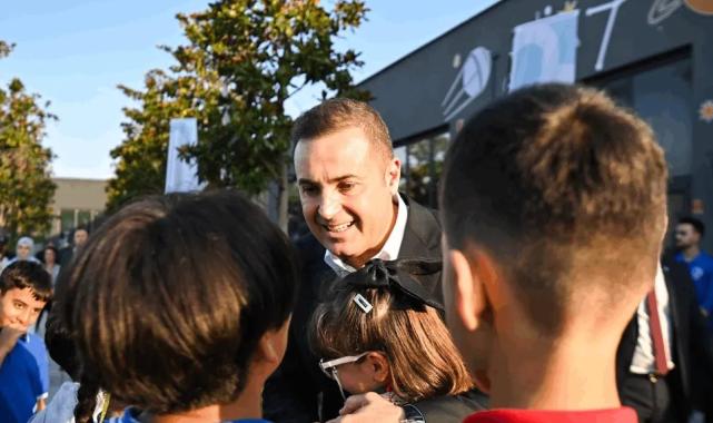 Ahmet Akın’dan öğrencilere 1.000 tl kırtasiye desteği