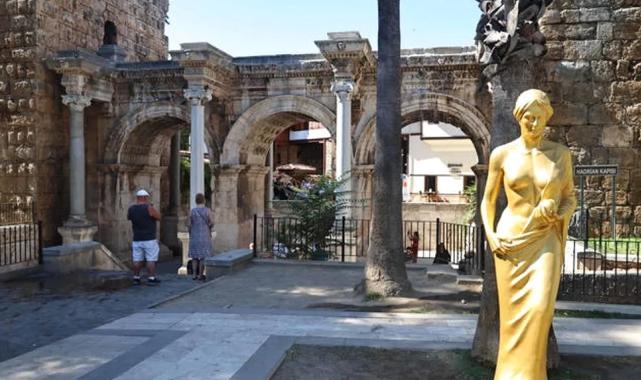 ANtalya'da 'Venüs' heykelleri kenti süslemeye başladı