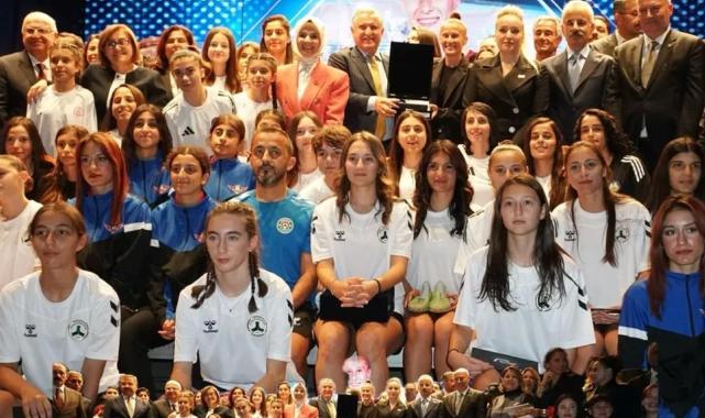 II. Kristal Ayaklar'da futbolun kraliçeleri ödüllendirildi
