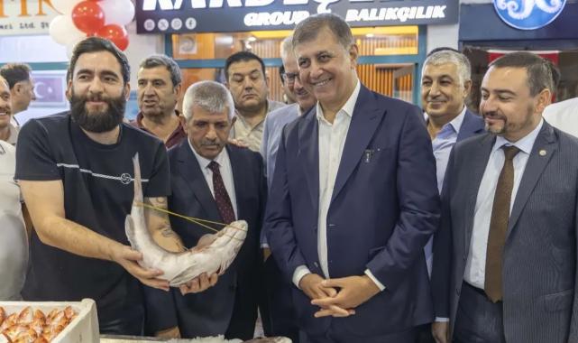 İzmir'de sezonun ilk balıkları mezatta satıldı