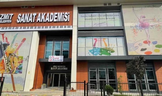 İzmit Belediyesi Sanat Akademisi’nde tiyatro heyecanı başlıyor
