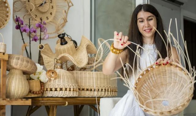Rattan dokumayla hayatını değiştirdi