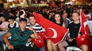 Kocaeli Kent Meydanı'nda yer gök kırmızı-beyaz