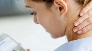 Telefon tablet kullanıcıları dikkat! Çağın duruş bozukluğu: Text neck!