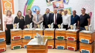 Yalova'da başarılı kursiyerlere arıcılık başlangıç seti desteği