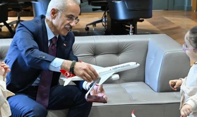 Bakan Uraloğlu minik misafirlerini ağırladı