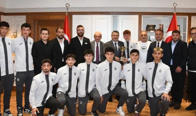 Başkan Genç’ten şampiyon öğrencilere tebrik