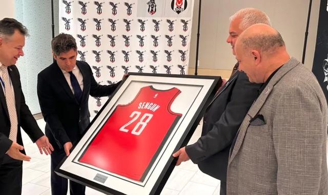 Milli basketbolcu Alperen Şengün’ün forması artık New York Türkevi’nde!