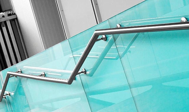 Pleksi Korkuluk Nedir? Avantajları ve Kullanım Alanları
