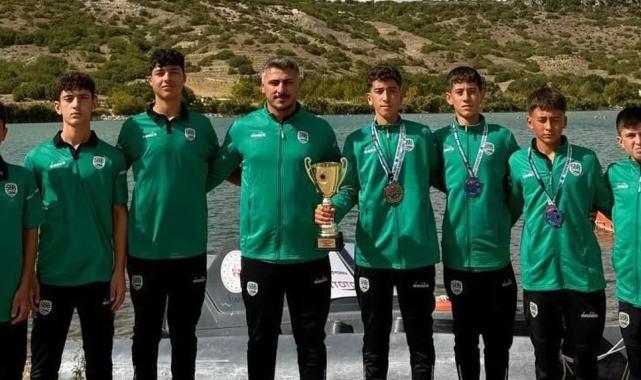 Sakaryalı sporcular Eskişehir’de ikincilik kupasını kaldırdı