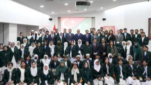 Bakan Tekin Pakistanlı öğrencileri kabul etti