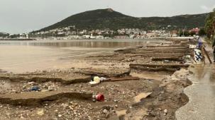 Foça’da sel felaketi sonrası yaraların sarılması için seferberlik başladı... Kayıp kişi halen aranıyor!