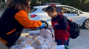 İzmir'de Süt-Simit projesi devam ediyor