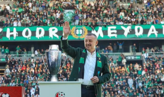 Hem taraftarı, hem Kocaelispor'u kutladı