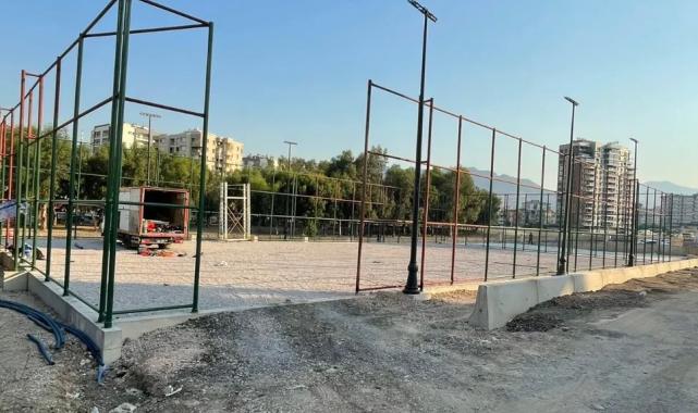 İzmir Büyükşehir’den gençlere beş yeni halı saha