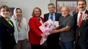 Artvin Valisi Ergün’den emekli öğretmene anlamlı ziyaret