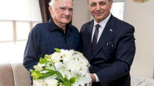 Başkan Tugay'dan lise öğretmenini duygulandıran ziyaret