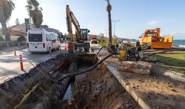 İzmir Mithatpaşa'da ana boru arızası için İZSU seferber oldu