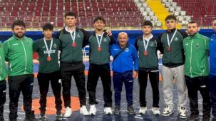 Konya Karatay'ın U17 güreşçileri şampiyonluk yolunda